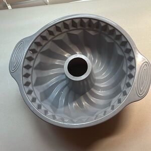 Silicone Bundt pan 9 inch